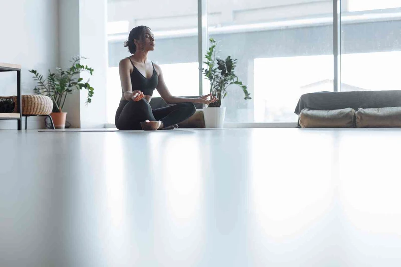 Frau sitzt in meditations pose